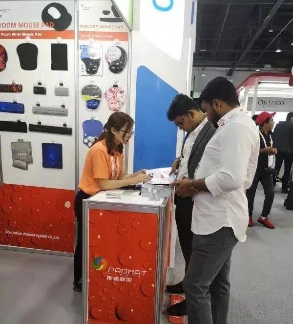 迪拜展會(huì)現(xiàn)場(chǎng)客戶溝通