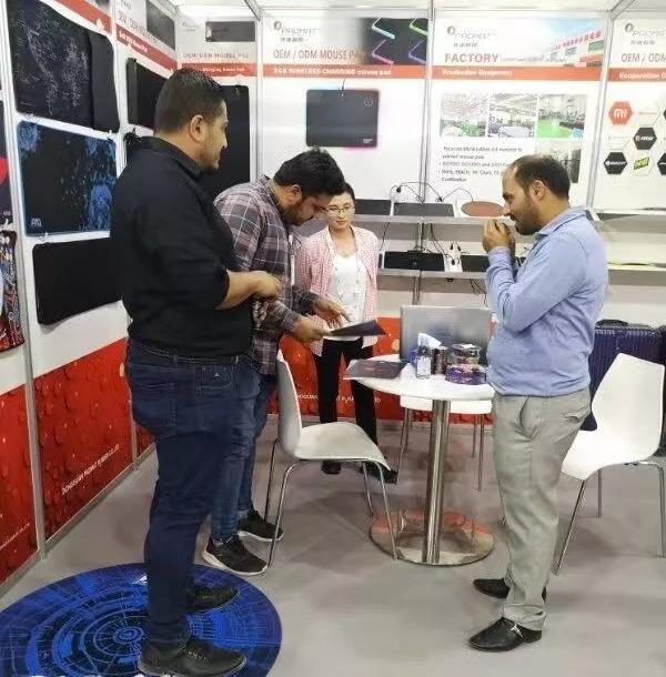 迪拜展會(huì)現(xiàn)場(chǎng)客戶溝通