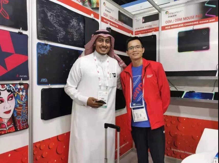 迪拜展會(huì)現(xiàn)場(chǎng)周總與迪拜客戶合影 迪拜展會(huì)現(xiàn)場(chǎng)周總與迪拜客戶合影